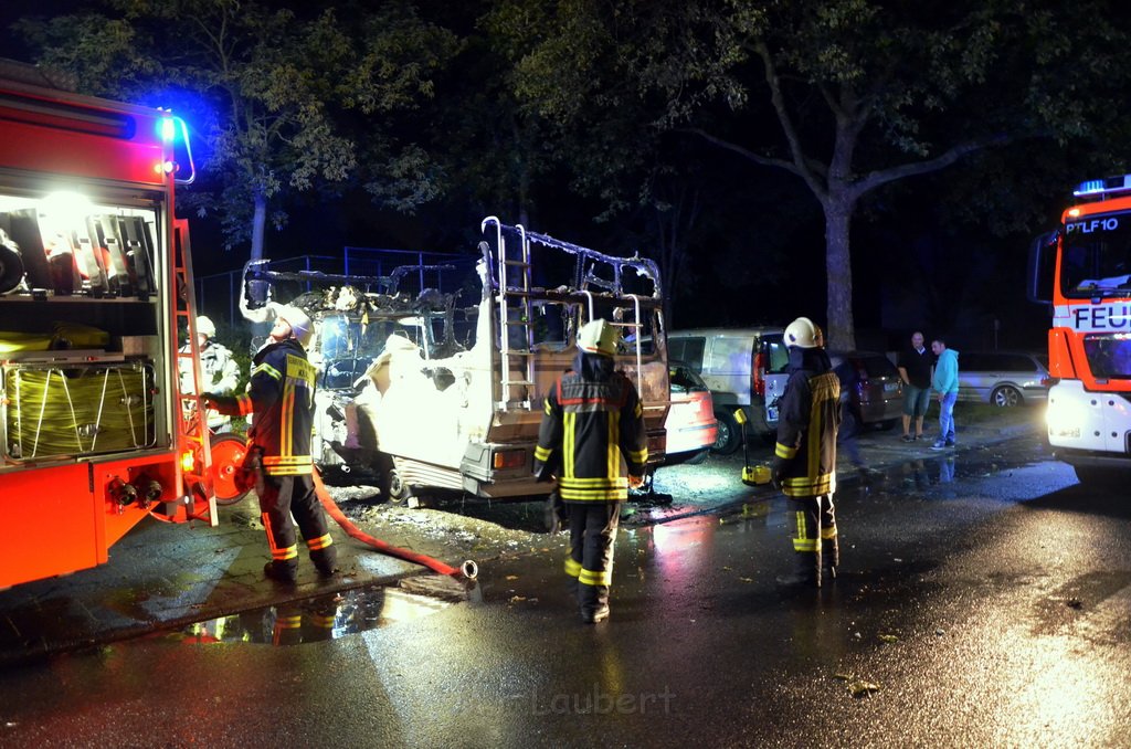 Auto 1 Wohnmobil ausgebrannt Koeln Gremberg Kannebaeckerstr P5421.JPG - Miklos Laubert
